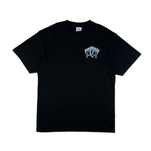 
                  
                    DEN SOUVENIR x UNFOUND PROJECT U SOUVENIR tee (black blue)
                  
                